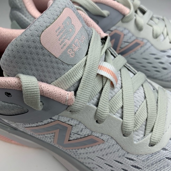 New Balance 847 v4 size 6.5 Womens - Picture 4 of 5